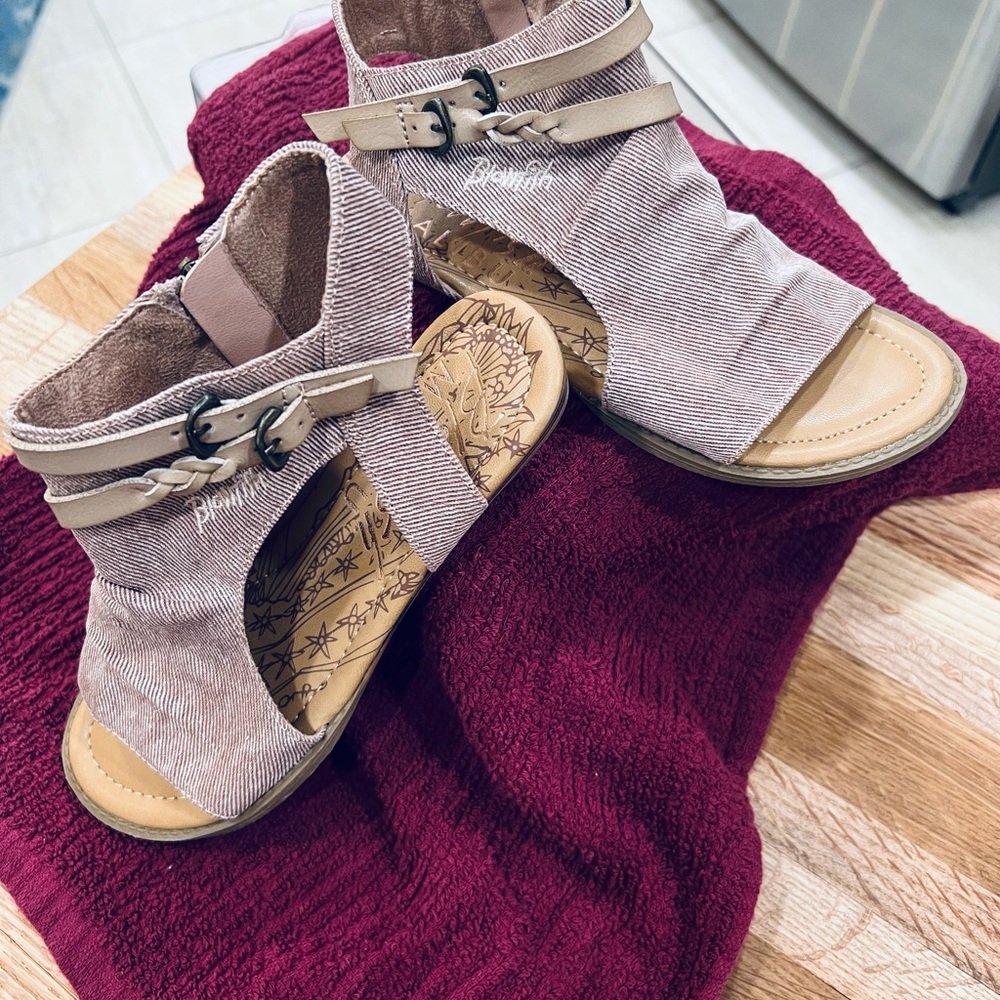 Blowfish Sandals   Child Size 4